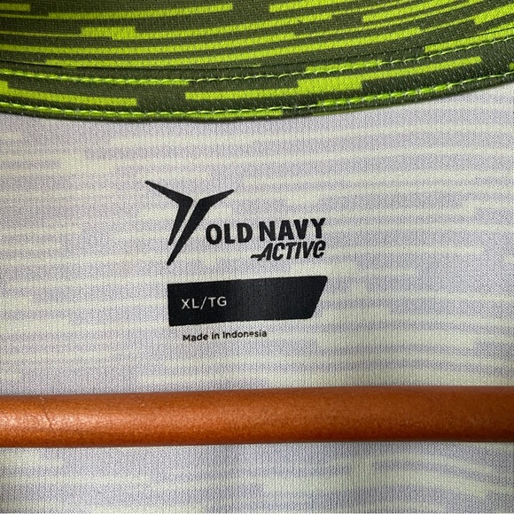 Old Navy Active | T-Shirt - Picture 3 of 4